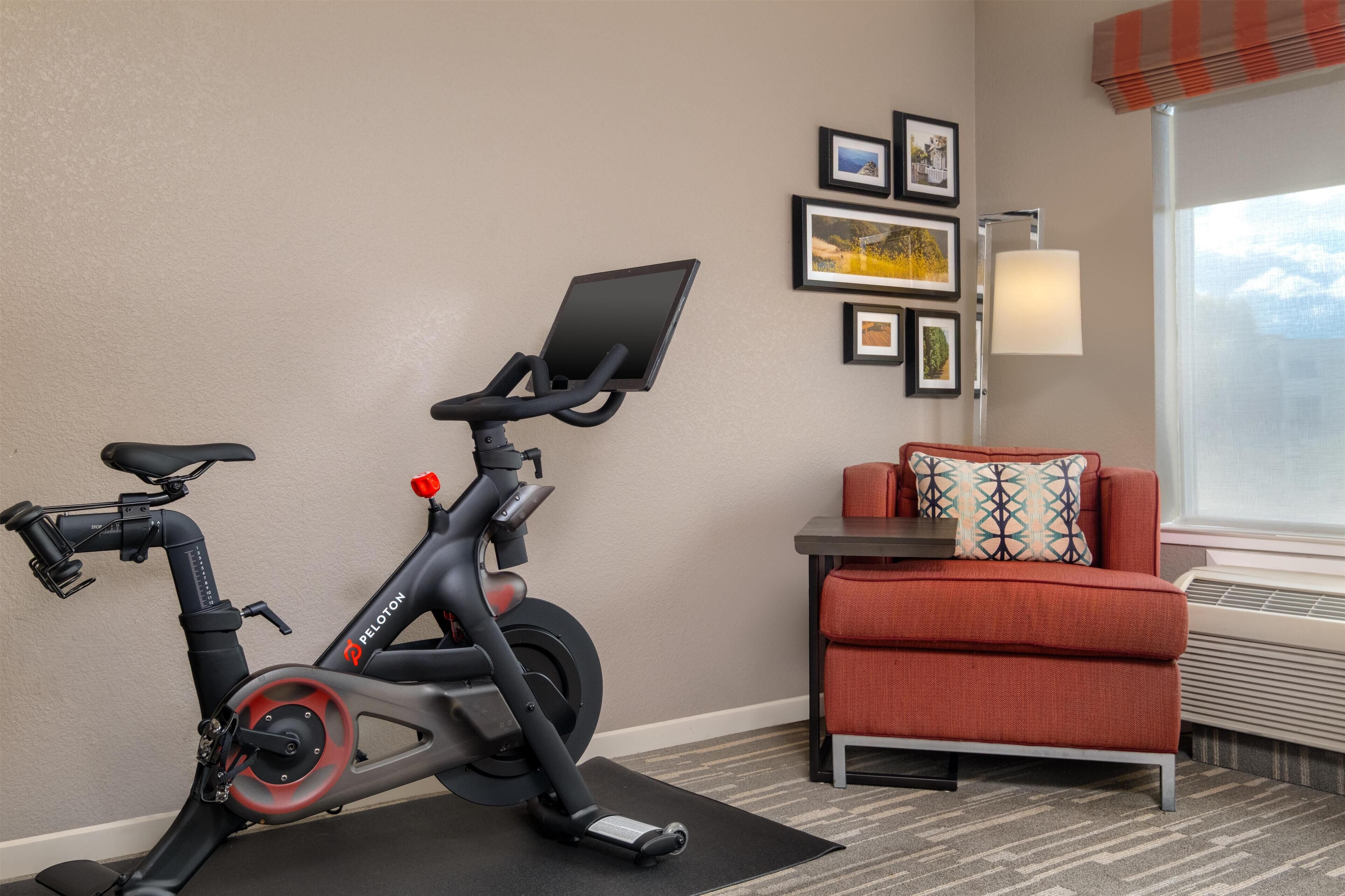 Room, 1 King Bed, Non Smoking | Premium bedding, Select Comfort beds, in-room safe, desk