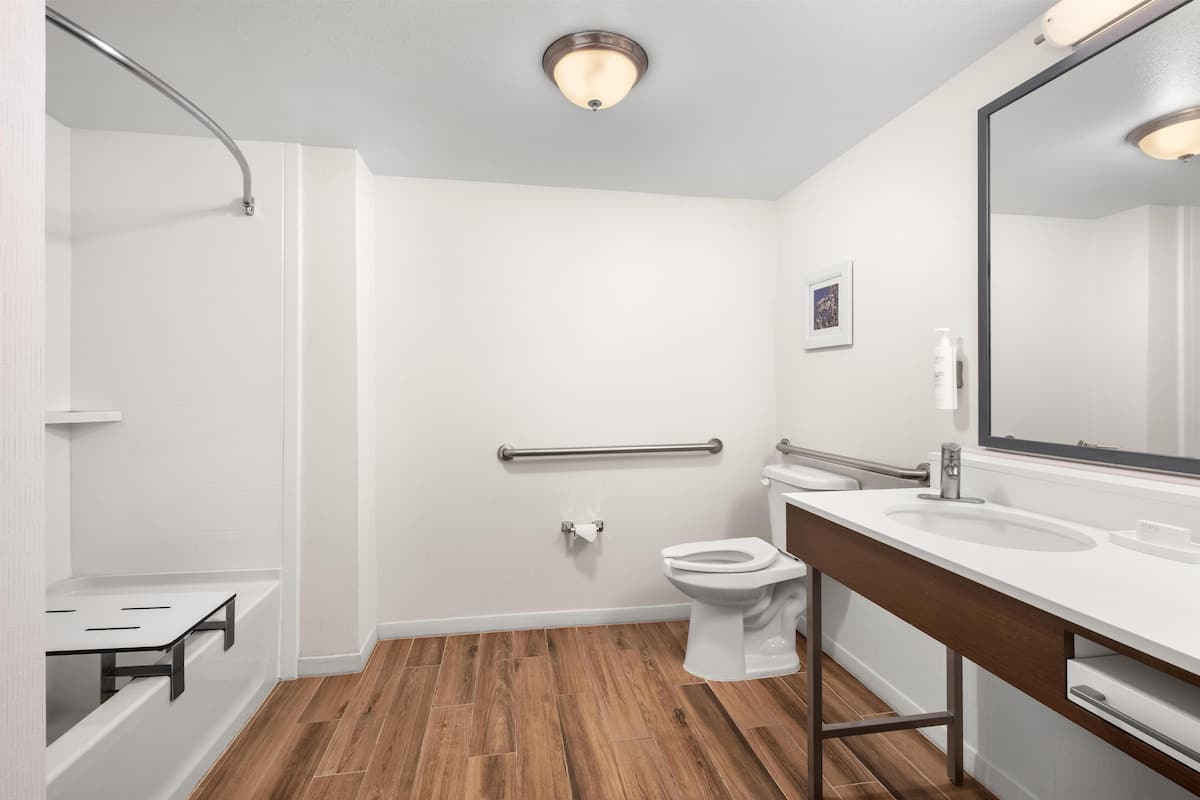 Combined shower/tub, free toiletries, hair dryer, towels