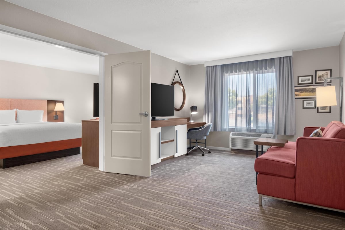 Suite, con acceso para personas discapacitadas, para no fumadores | Área de sala de estar