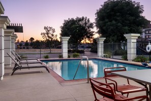 Outdoor pool - Hampton Inn & Suites Fresno (Fresno)