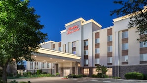 A Hampton Inn & Suites hotel with a modern exterior, a welcoming entrance, and a parking lot. - Hampton Inn & Suites Fresno (Fresno)