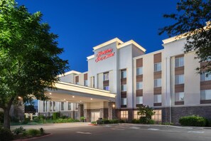 Exterior - Hampton Inn & Suites Fresno (Fresno)