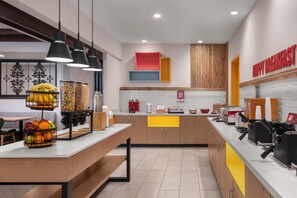 Free daily buffet breakfast - Hampton Inn & Suites Fresno (Fresno)