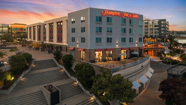 A hotel with a modern design, featuring a prominent sign for Hampton Inn & Suites. - Hampton Inn & Suites Bremerton (Bremerton)