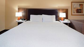 Cubrecamas, espacio para trabajar con laptop y cortinas blackout