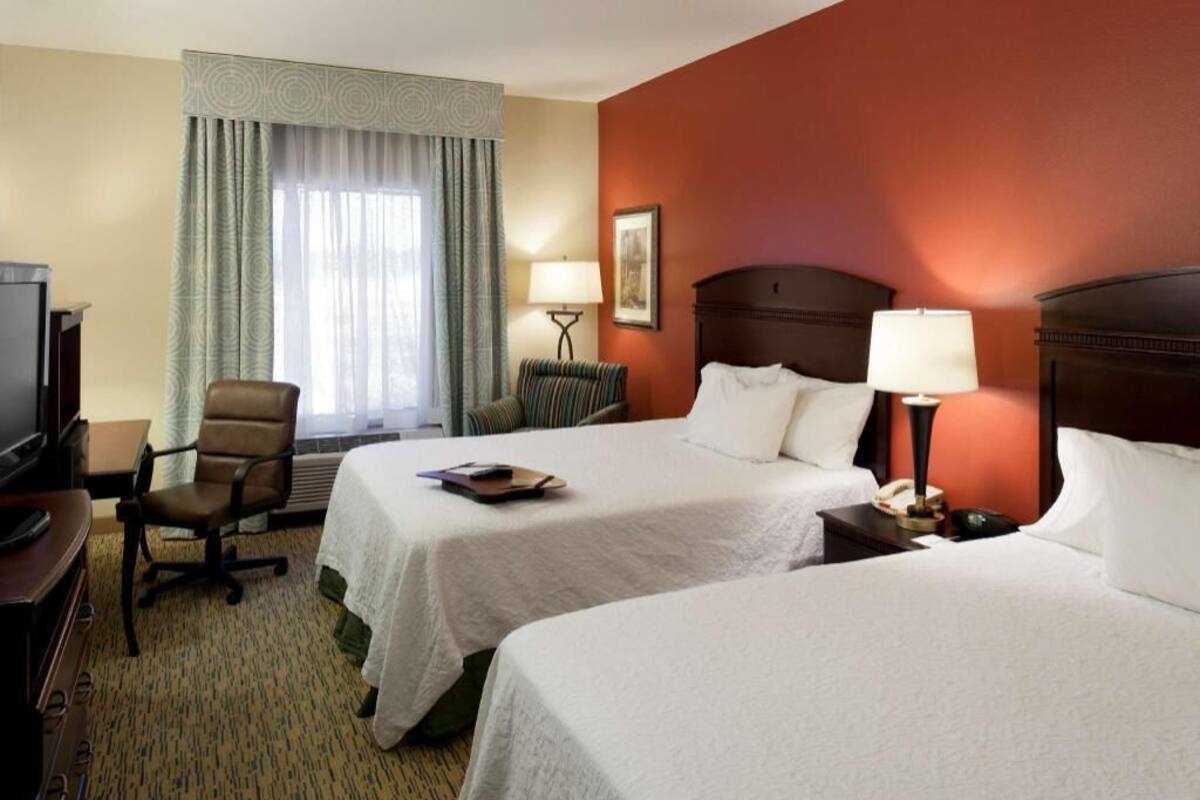 Premium bedding, in-room safe, laptop workspace, blackout curtains