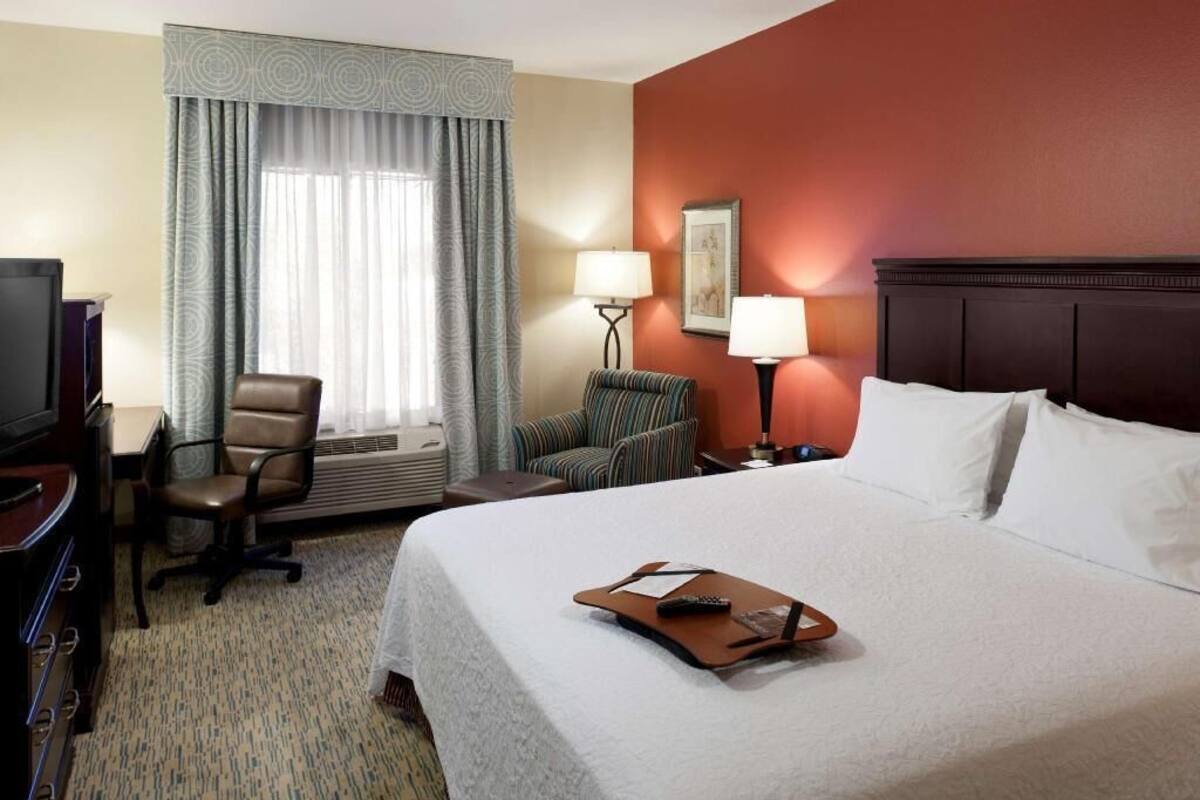 Premium bedding, in-room safe, laptop workspace, blackout curtains