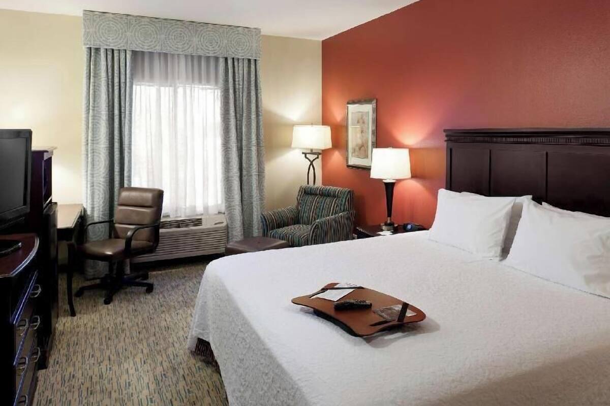 Premium bedding, in-room safe, laptop workspace, blackout curtains