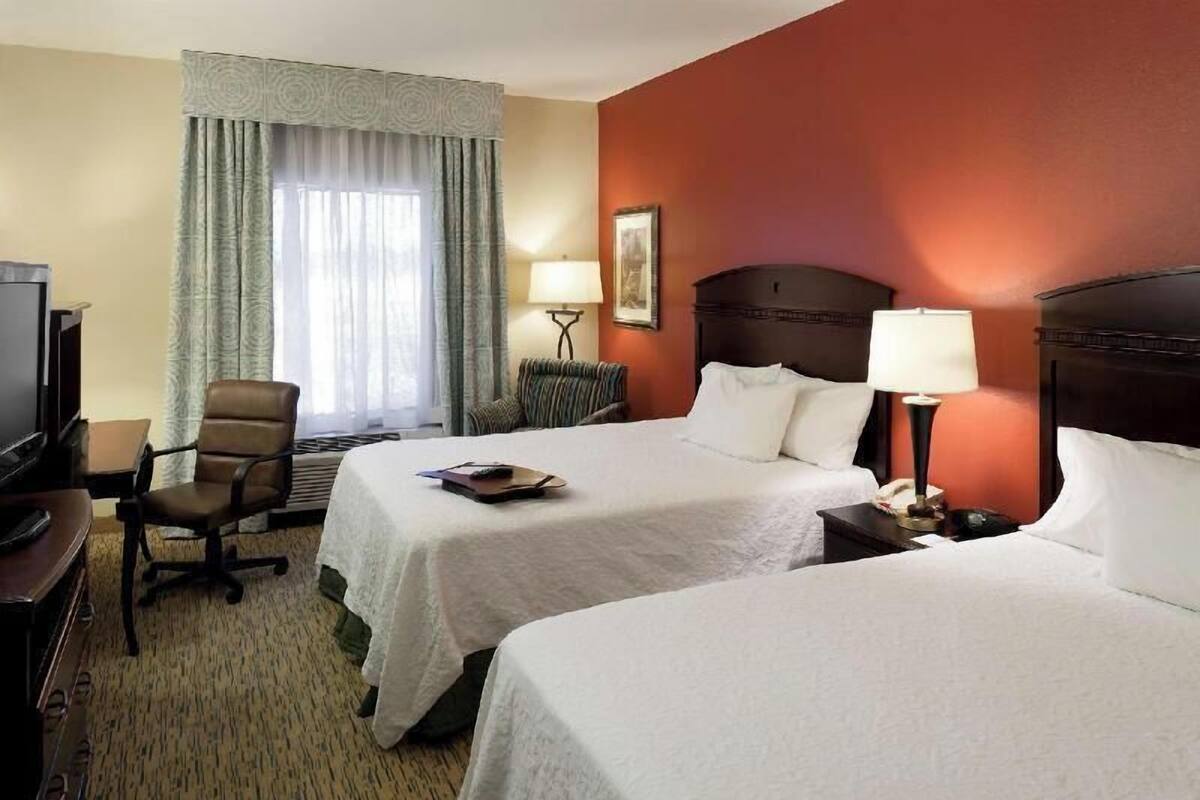 Premium bedding, in-room safe, laptop workspace, blackout curtains