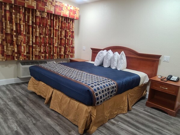 Desk, soundproofing, free WiFi, bed sheets