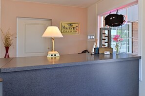 Lobby - Majestic Inn And Suites (Klamath Falls)