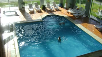 Una piscina cubierta