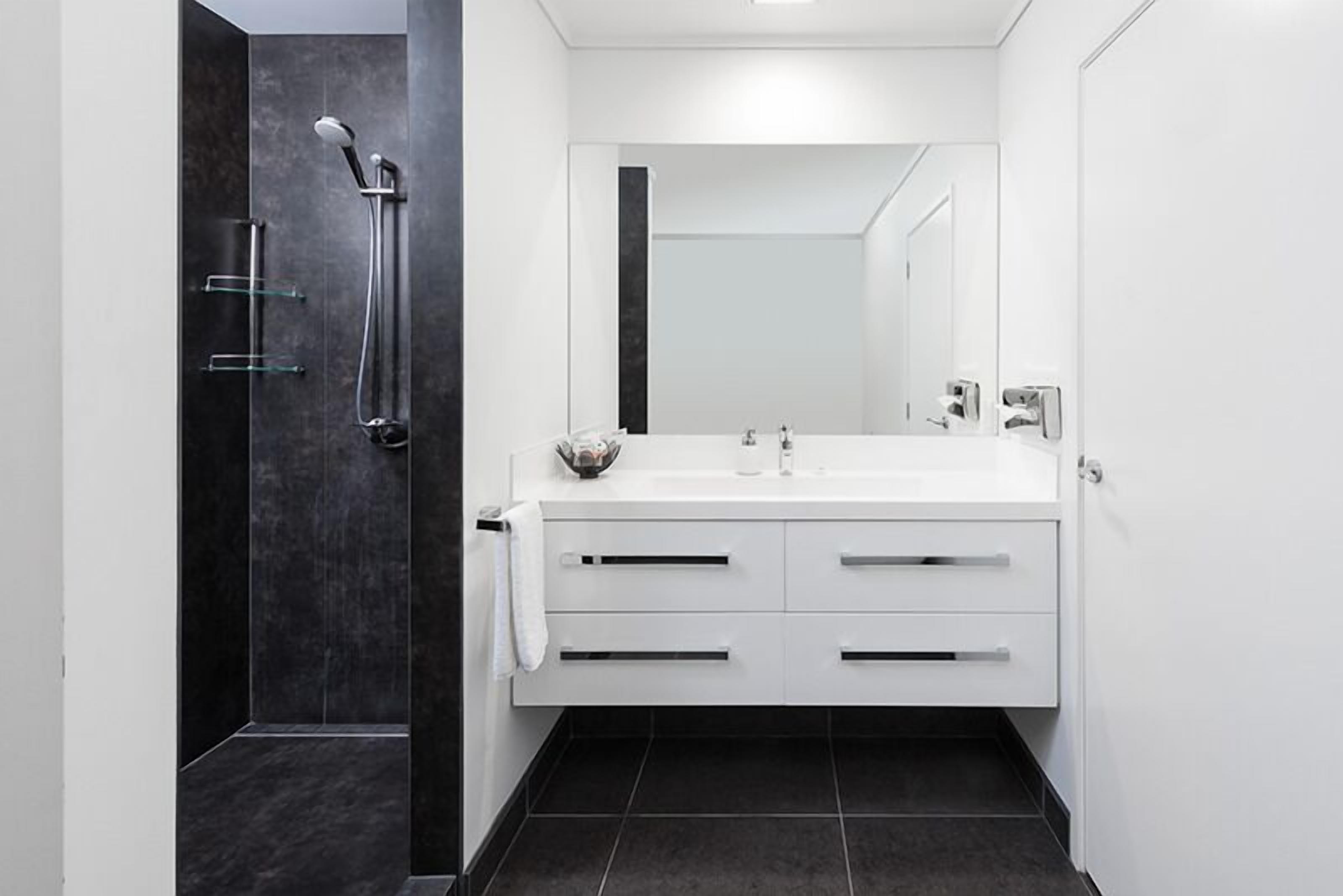 superior king room (harbour view room) | bathroom | free toiletries, hair dryer, bathrobes, towels