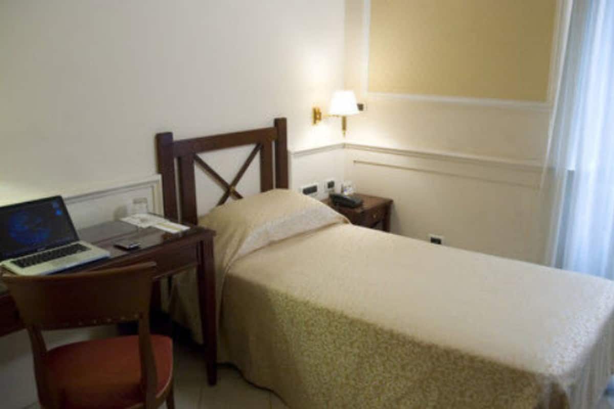 Einzelzimmer | Zimmersafe, Schreibtisch, Verdunkelungsvorhänge, schallisolierte Zimmer