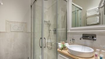 Deluxe Double Room | Bathroom | Shower, free toiletries, hair dryer, slippers