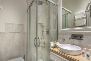 Phòng đôi Deluxe | Phòng tắm | Buồng tắm vòi sen, đồ dùng nhà tắm miễn phí, máy sấy tóc 
