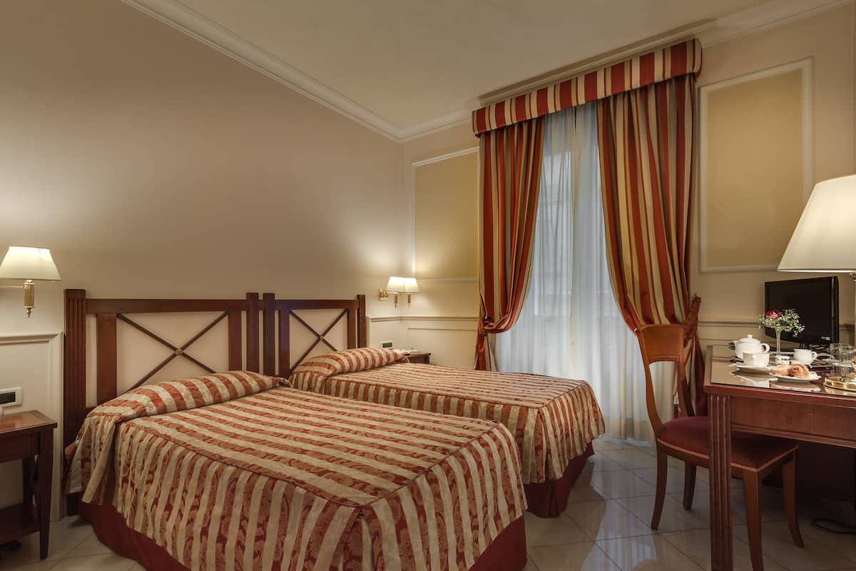 Zimmersafe, Schreibtisch, Verdunkelungsvorhänge, schallisolierte Zimmer