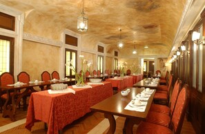 Bữa sáng buffet hàng ngày (25 EUR/mỗi người) 