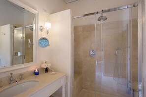 Deluxe Double Room | Bathroom - Dievole Wine Resort (Castelnuovo Berardenga)
