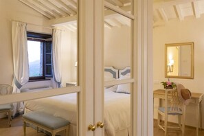 Superior suite, 1 kingsize bed | Een minibar, een kluis op de kamer, een bureau, geluiddichte muren