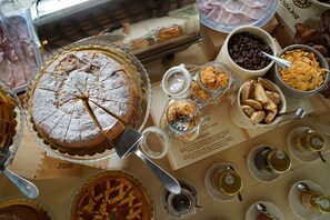 Tägliches inbegriffenes Frühstücksbuffet