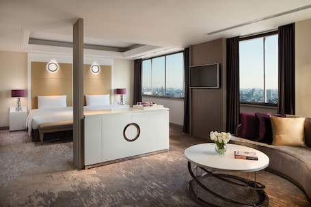 1 habitación, cubrecamas, minibar y caja de seguridad en la habitación