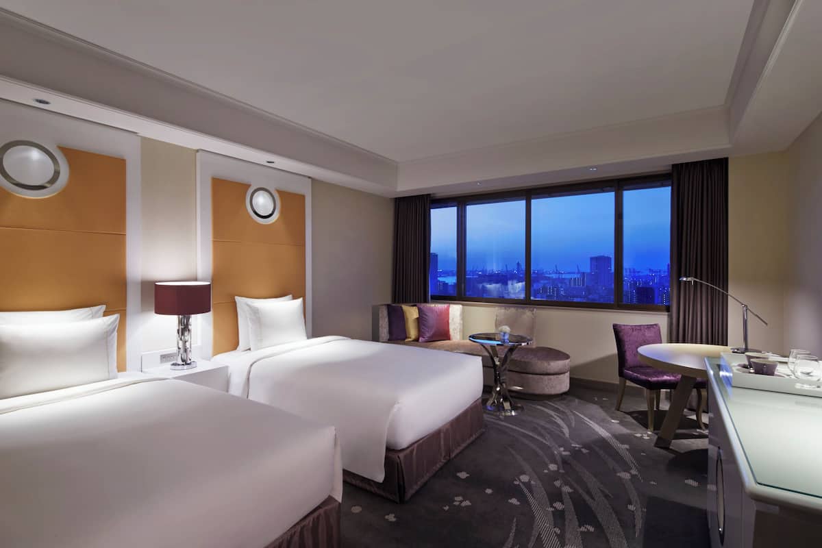 Down comforters, minibar, in-room safe, desk