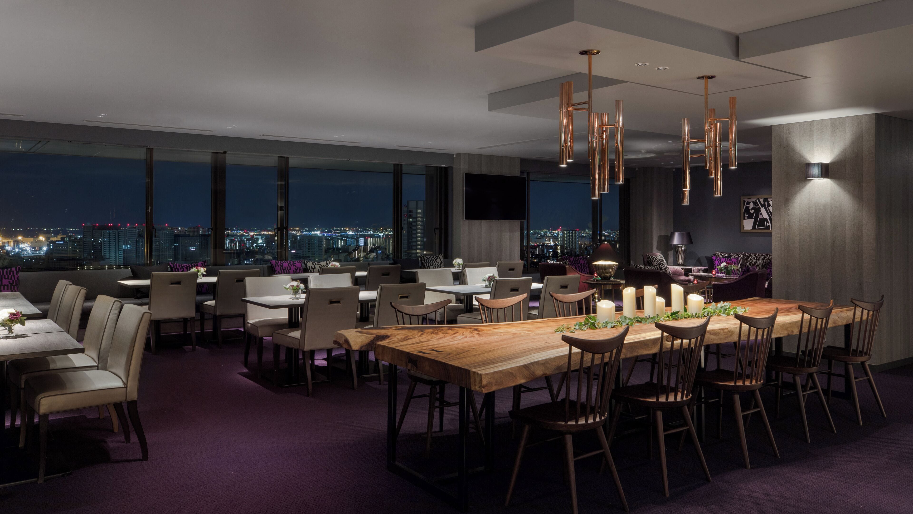 ผ้านวมขนเป็ด, มินิบาร์, ตู้นิรภัยในห้องพัก, โต๊ะทำงาน