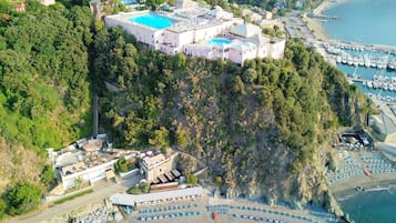 2 albercas al aire libre, sombrillas en la alberca y camastros