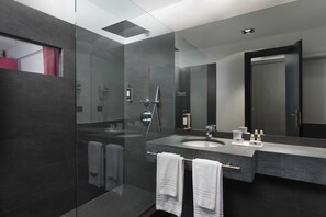 Suite, Balcony | Bathroom