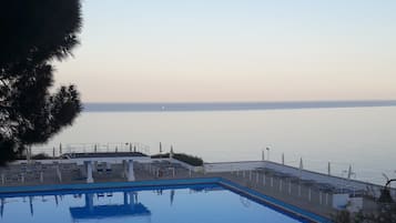 2 piscine all'aperto, ombrelloni da piscina, lettini