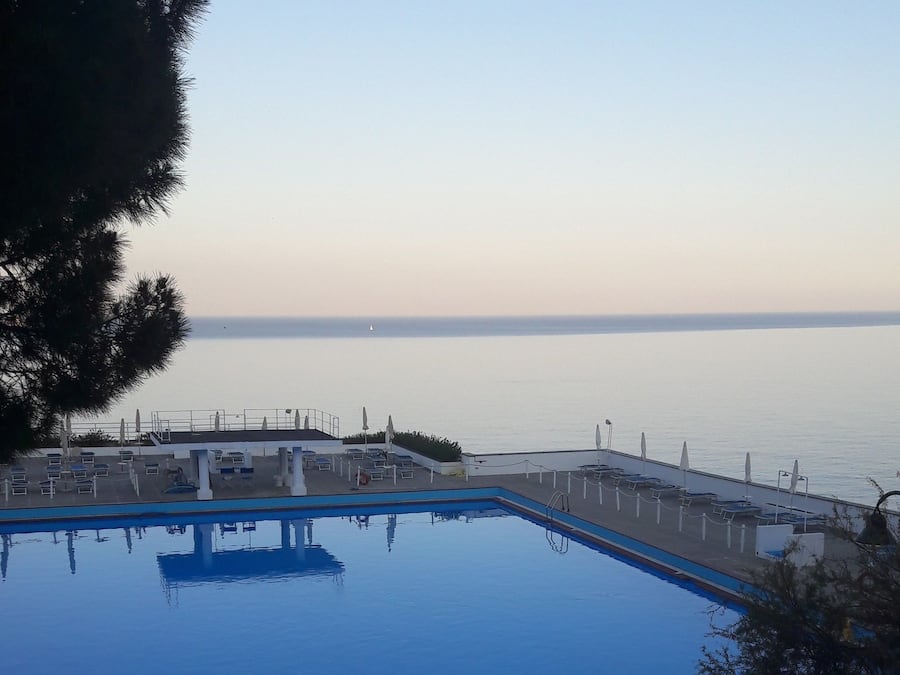 2 piscinas externas, funciona das 9h às 19h, guarda-sóis