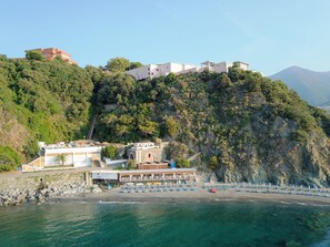 Beach nearby, beach cabanas, sun loungers, beach umbrellas - Hotel Punta San Martino (Arenzano)