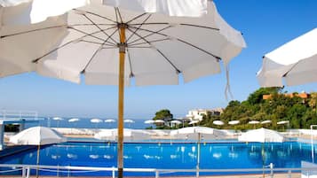 2 udendørs pools, åben fra kl. 09.00 til kl. 19.00, parasoller