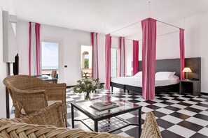 Habitación de diseño, 2 personas, balcón | Edredones de plumas, minibar, caja fuerte y escritorio