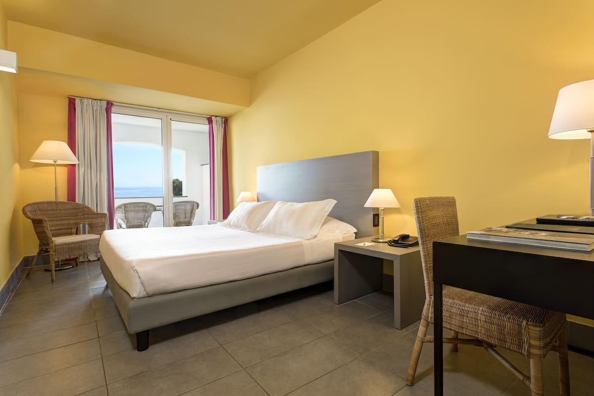 Suite, Balcony | Down duvets, minibar, in-room safe, desk