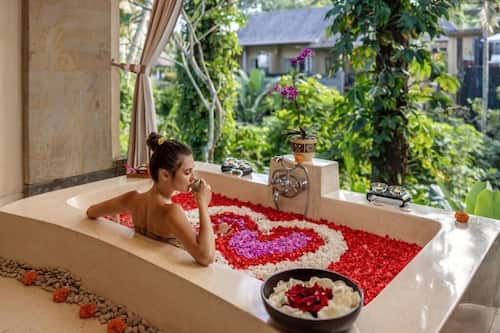 Couples treatment rooms, body treatments, aromatherapy