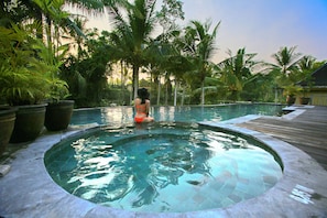 2 outdoor pools