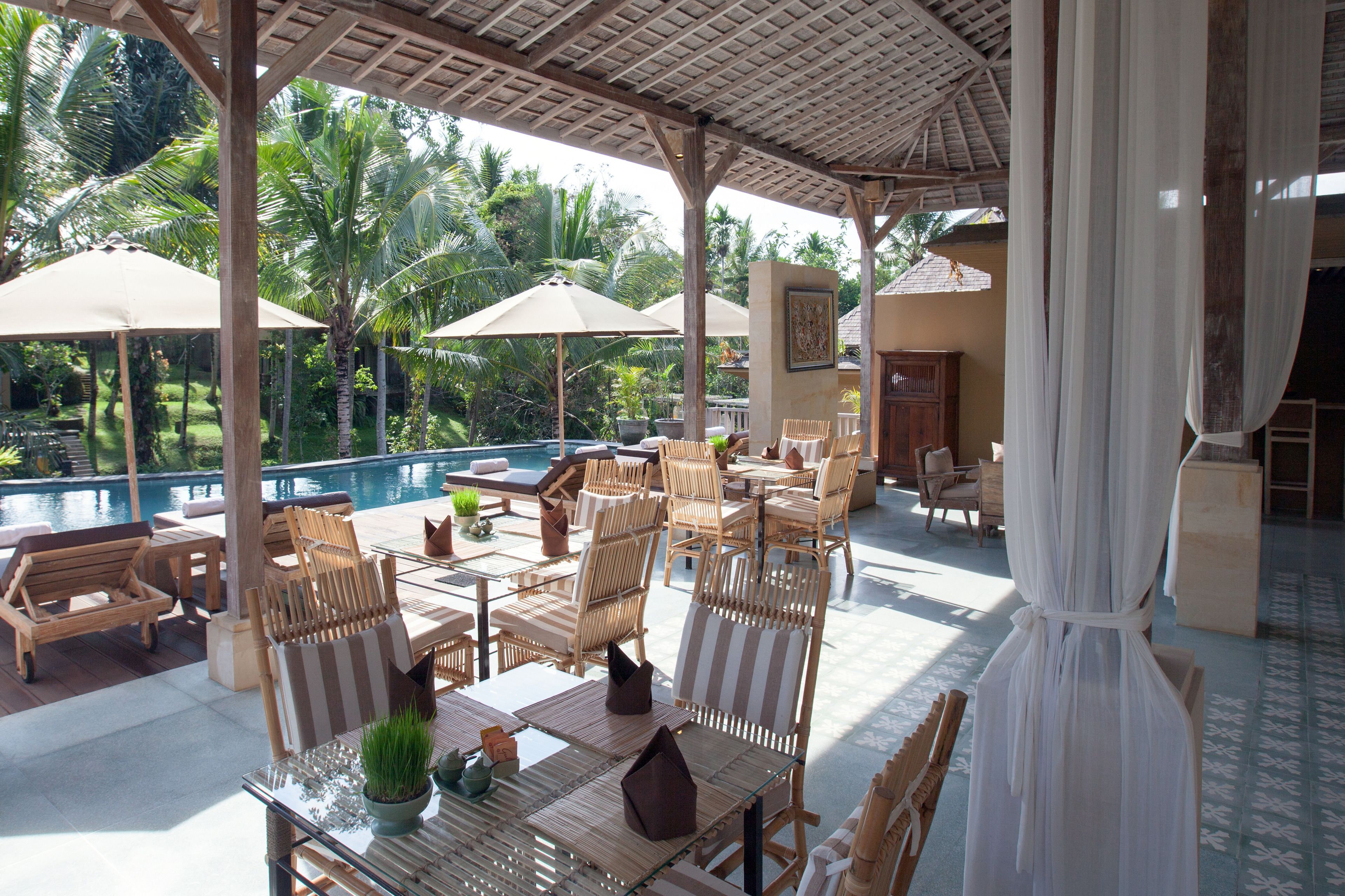 2 restaurants, lunch served