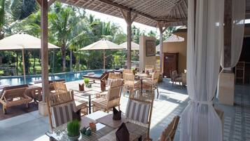 2 restaurants, lunch served