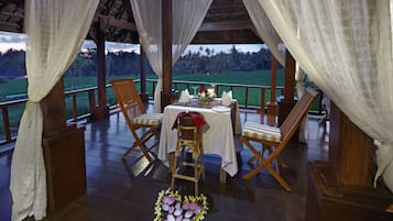 2 restoran, melayani makan siang