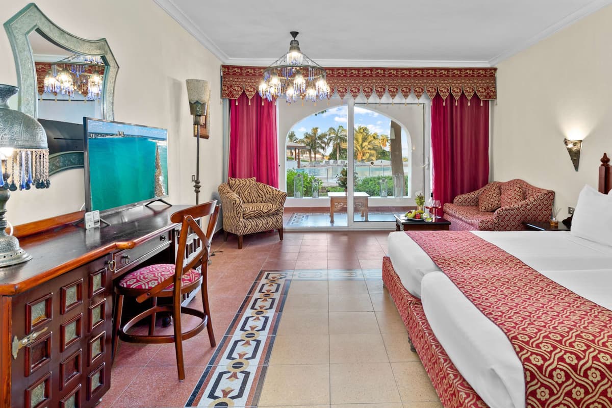Harem Deluxe Queen or Twin Room - Pool View & Garden View | Een minibar, een kluis op de kamer, een bureau, verduisterende gordijnen