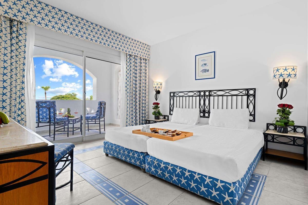 Aquamarine Queen or Twin Room - Pool View & Garden View | Een minibar, een kluis op de kamer, een bureau, verduisterende gordijnen