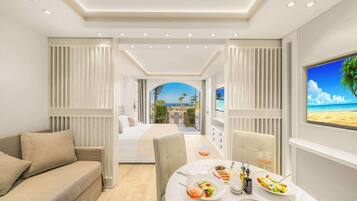 Minibar, caja de seguridad en la habitación y escritorio