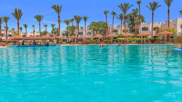 Utendørsbasseng, bassengparasoller og solsenger