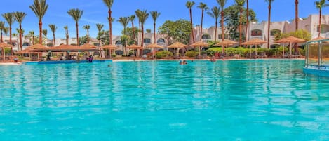 Utendørsbasseng, bassengparasoller og solsenger