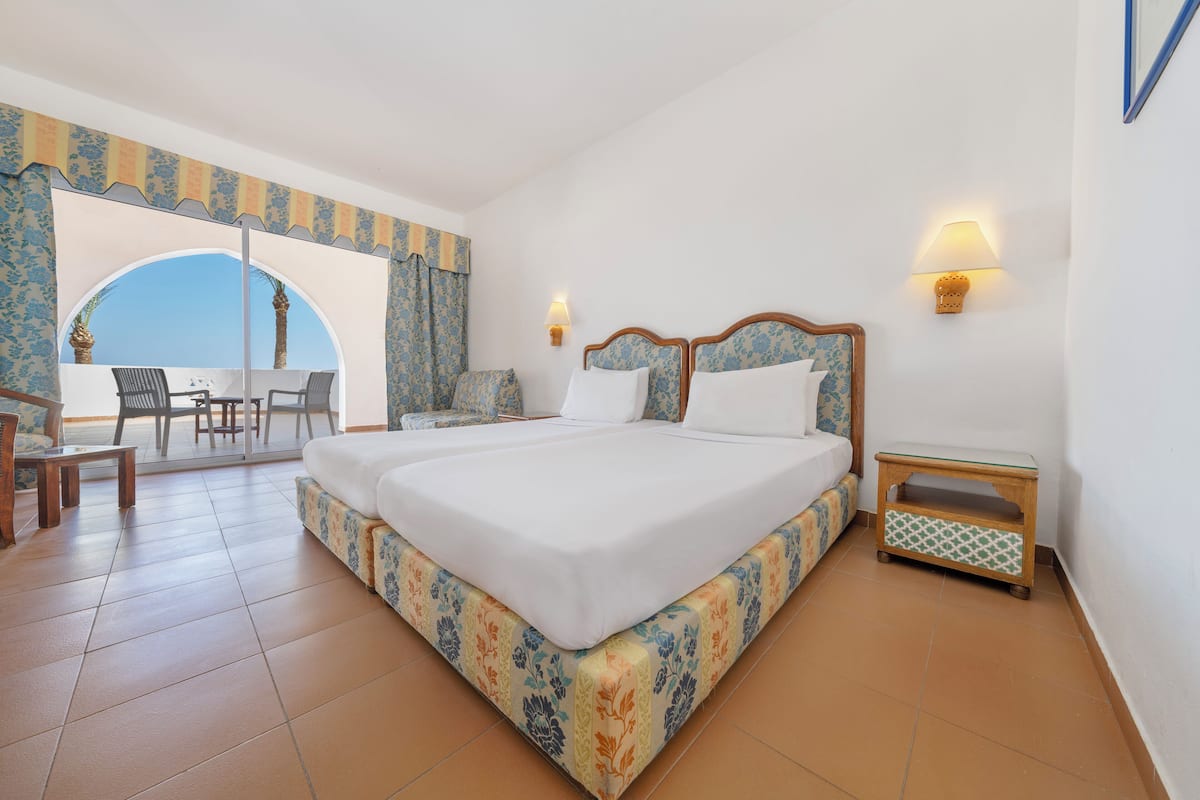Sultan Queen Room - with Sea View | Een minibar, een kluis op de kamer, een bureau, verduisterende gordijnen