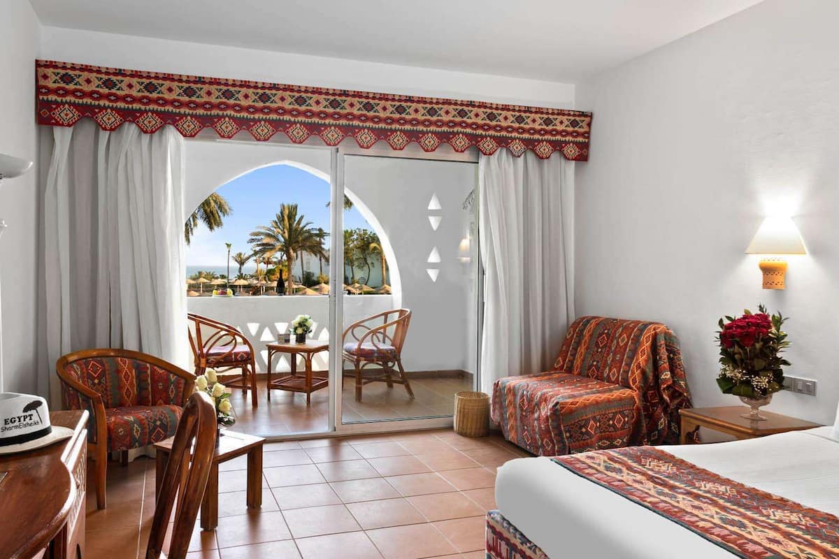 Bella vista Queen or Twin Room - Sea , Pool & Garden View | Een minibar, een kluis op de kamer, een bureau, verduisterende gordijnen