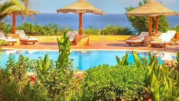 Piscina all'aperto, ombrelloni da piscina, lettini