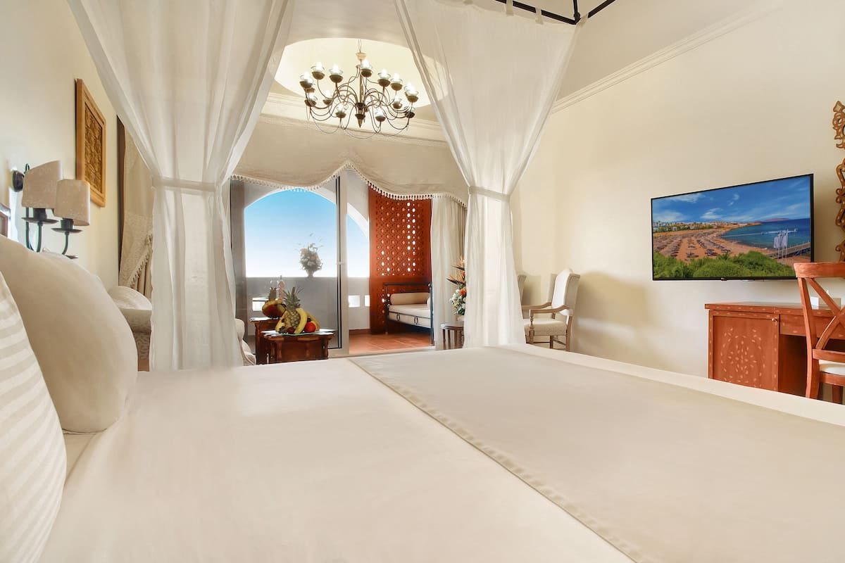 Prestige Deluxe Queen or Twin Room - Sea View | Een minibar, een kluis op de kamer, een bureau, verduisterende gordijnen